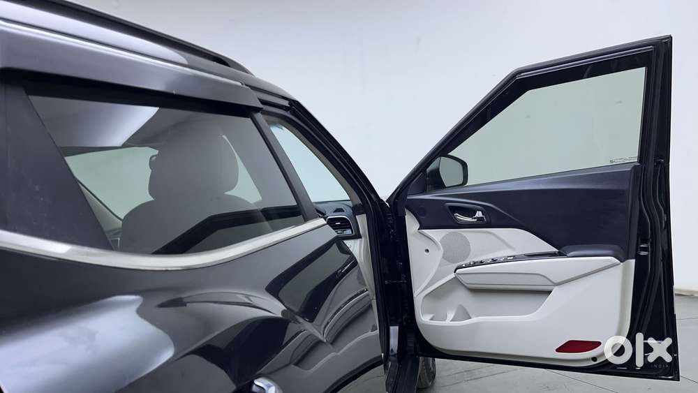 Mahindra Xuv300 W8 Option, 2023, Petrol