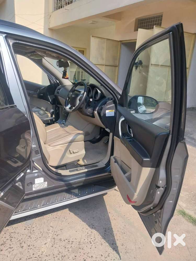 Mahindra Xuv 500 W10