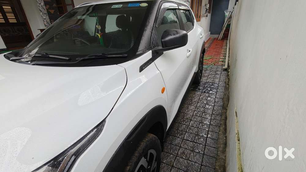 Nissan Magnite Xe 1.0 Petrol (2022) -  Upgraded With Top-end Features