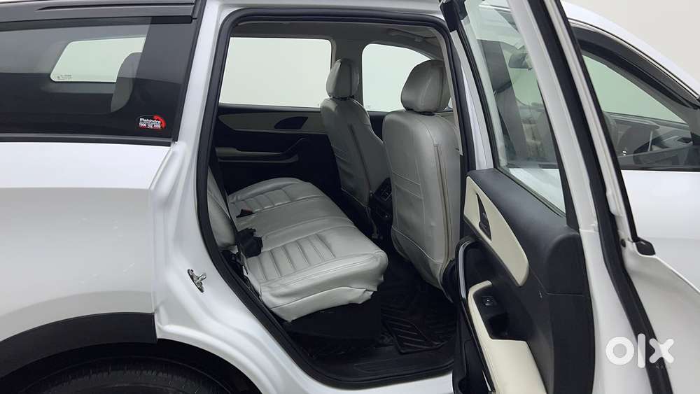 Mahindra Xuv700 2.0 Ax 5 Petrol Mt Str, 2022, Petrol
