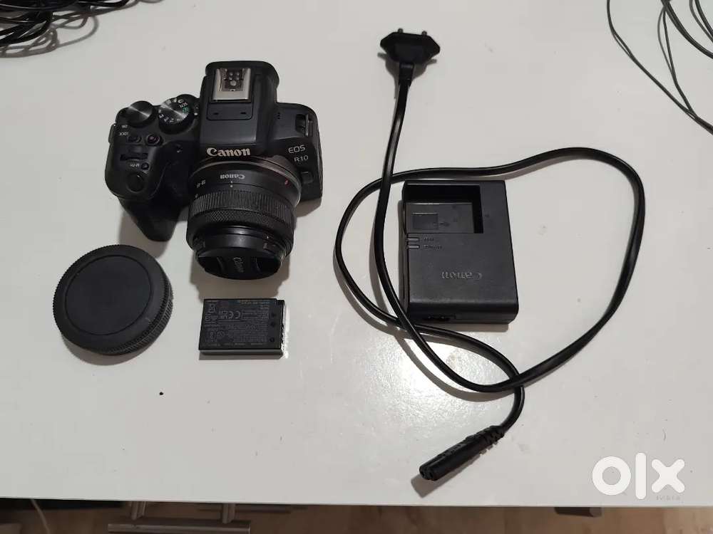 Canon r10 camera with extra exceceries worth 5k