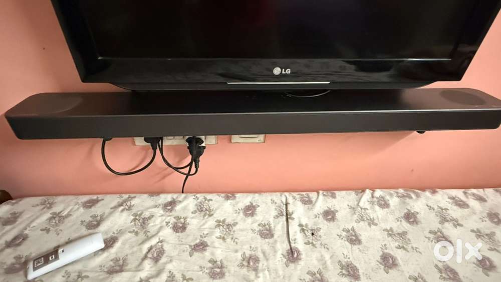 Sound bar with wireless Rare speakers and sub and