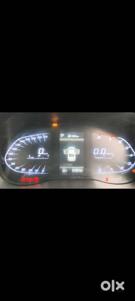 Hyundai Verna Sunroof  White  41,295 Km  ₹9 Lakh- Automatic