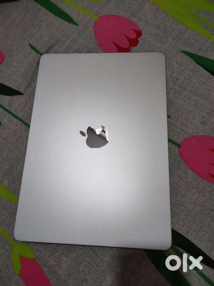 Macbook air m4 13 inches 512 gb storage 16 gb ram