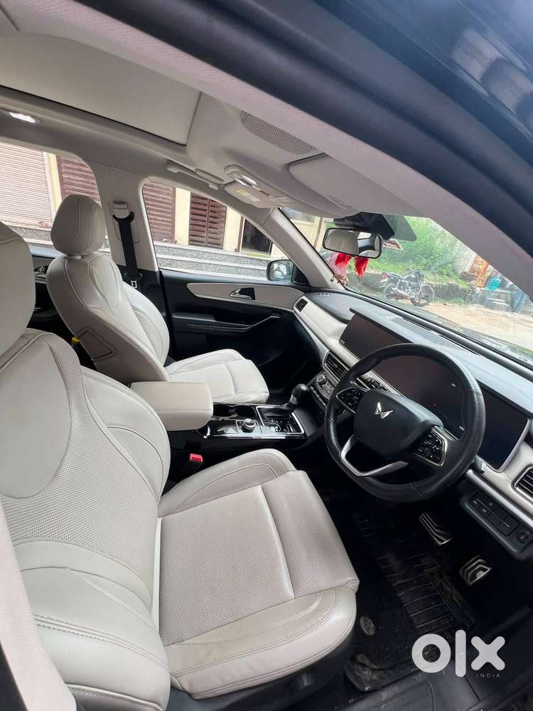 2026 Mahindra Xuv700 Ax7 At Luxury | Petrol | 14,200 Km | 2024 Make