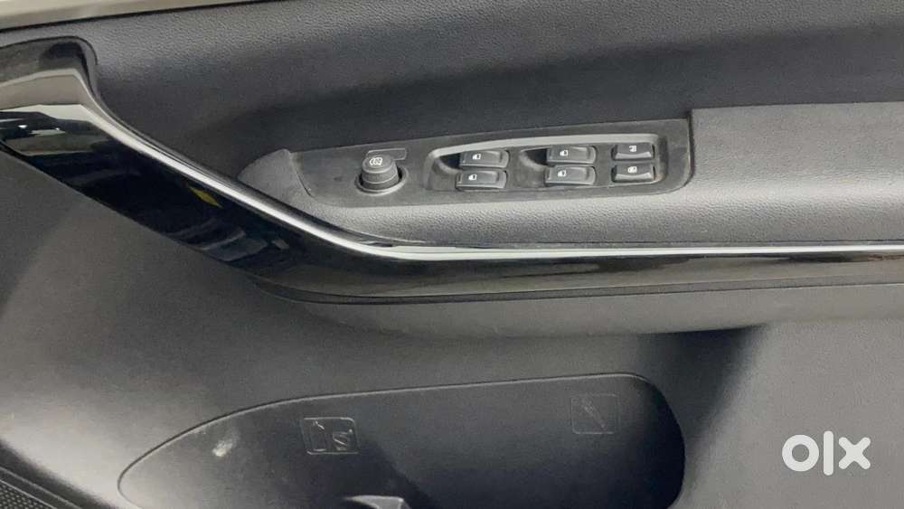 Mahindra Xuv700 2.0 Ax 5 Petrol At Str, 2024, Petrol