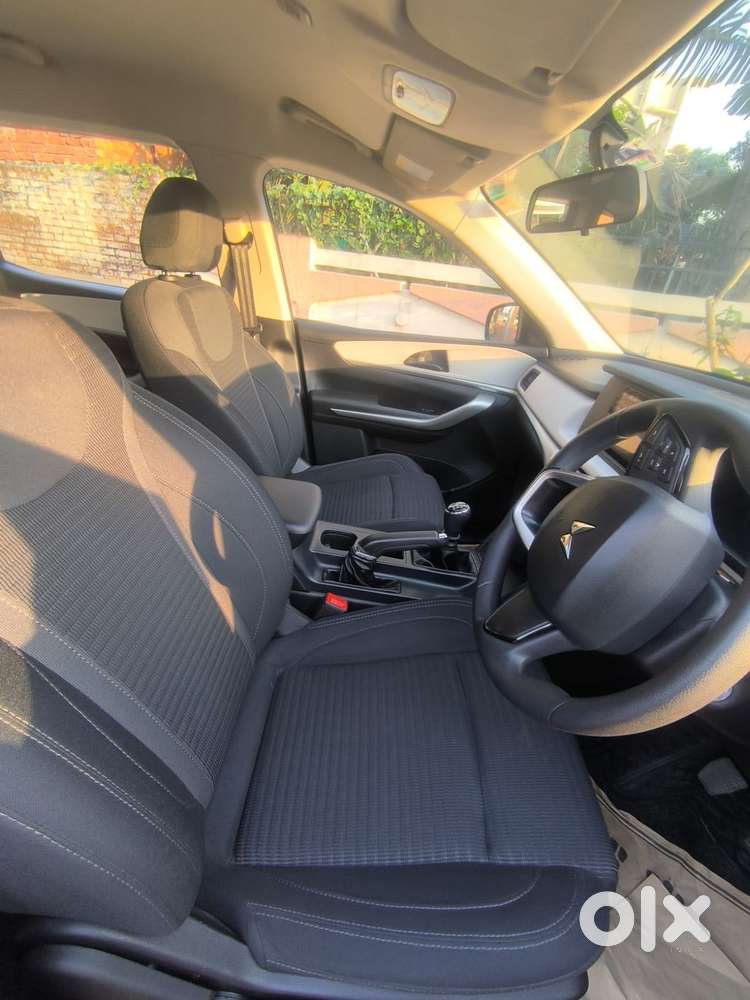 Mahindra Xuv700 Ax 3 Diesel Mt 7 Str (e), 2025, Diesel