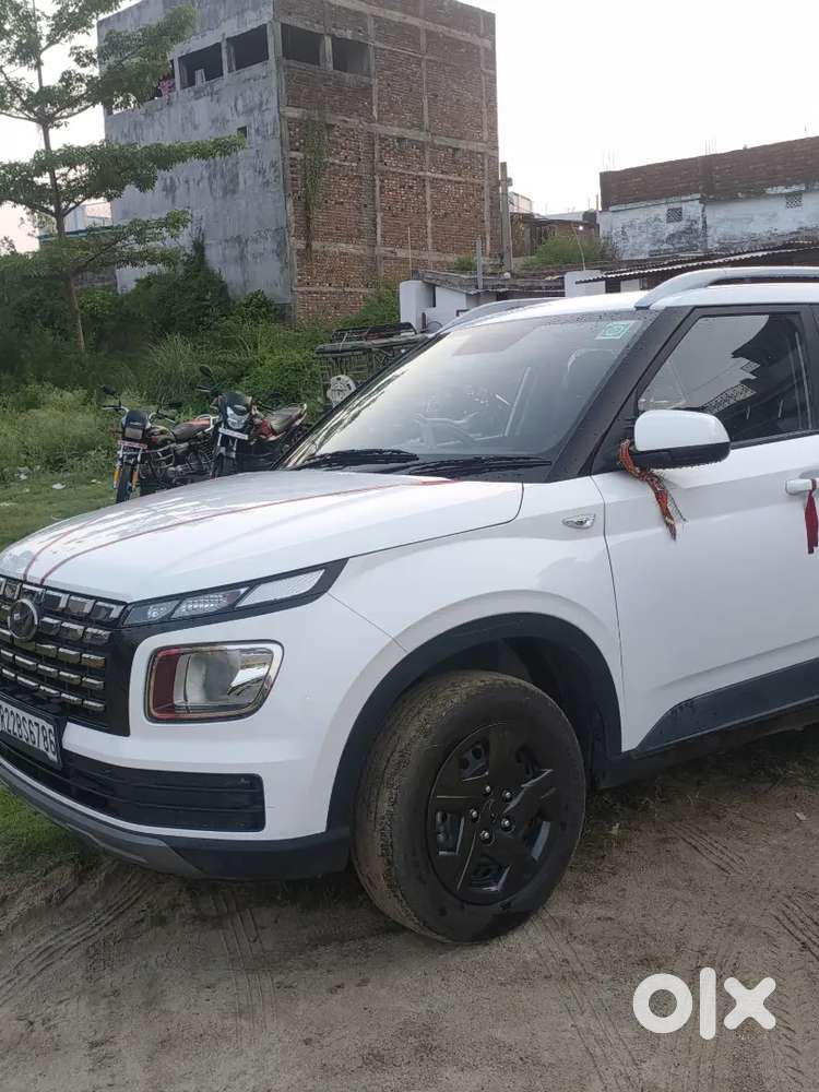 Hyundai Venue 2025 Petrol 5500 Km Driven