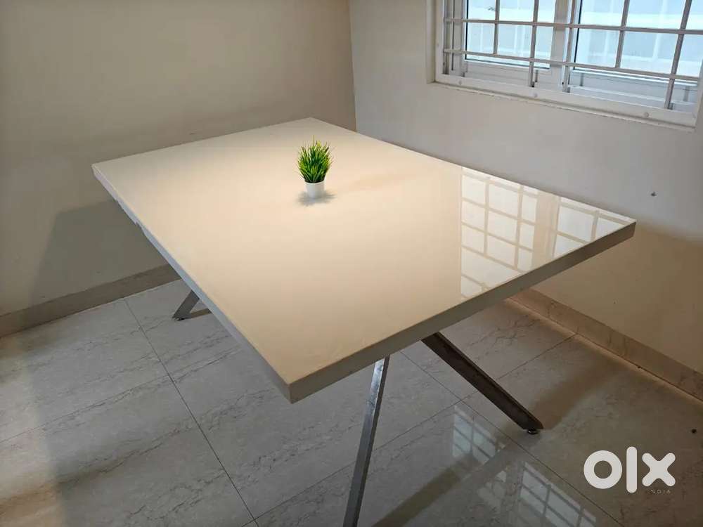 Dinning table 6 seater without chairs