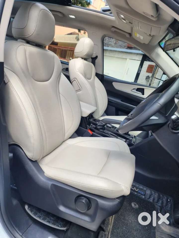 Mahindra Xuv700 2.0 Ax 7 Petrol Mt Str, 2025, Petrol