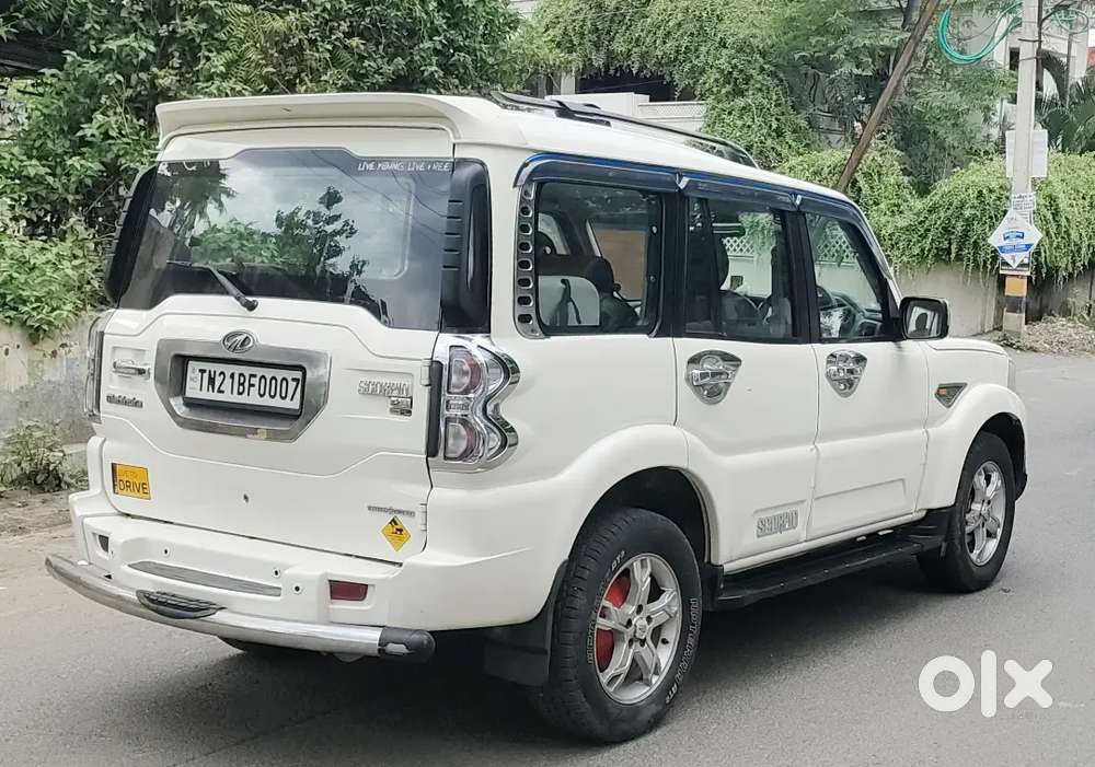 Mahindra Scorpio S10