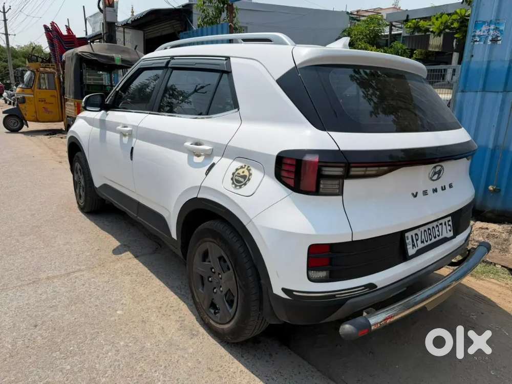 Hyundai Venue 2024 Petrol 11500 Km Driven