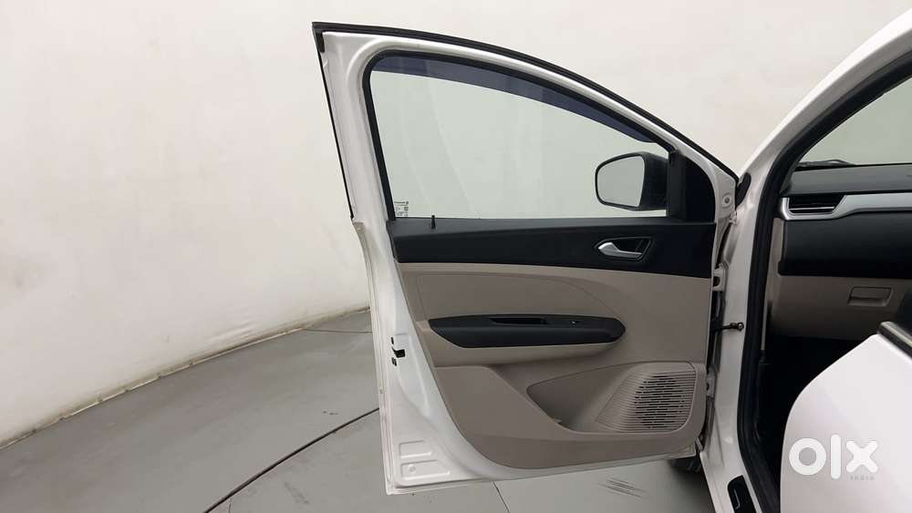 Renault Triber Rxz, 2023, Petrol