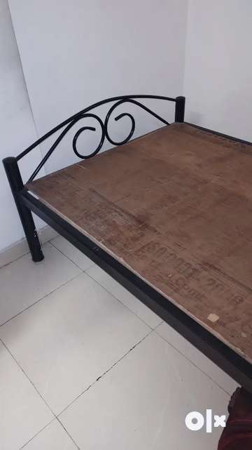 Single bed metal outlet cot