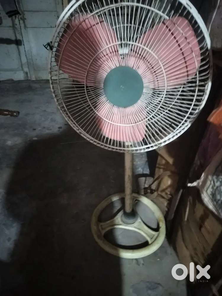 Pedestal   fan standing For.selleing