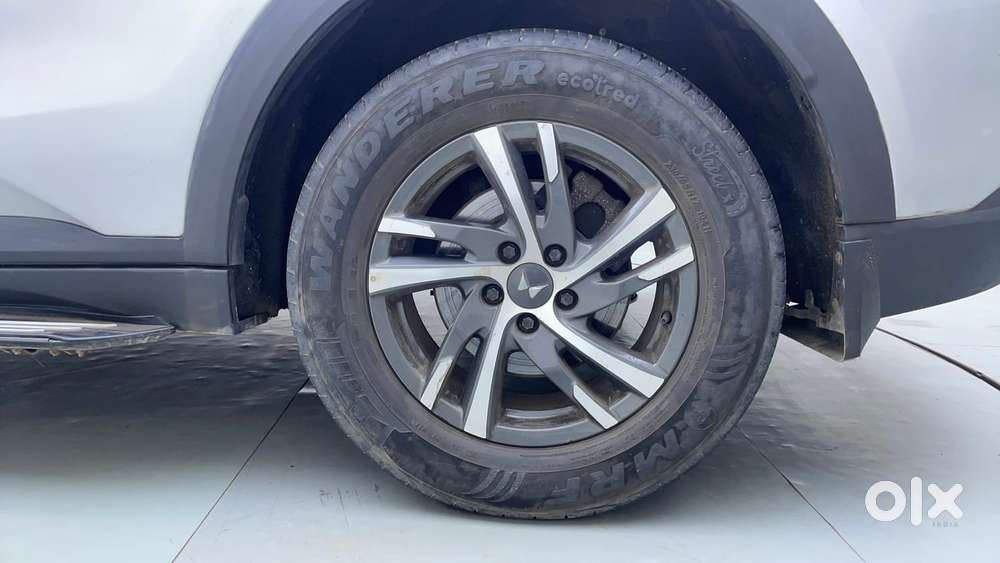 Mahindra Xuv700 2.0 Ax 5 Petrol Mt Str, 2021, Petrol