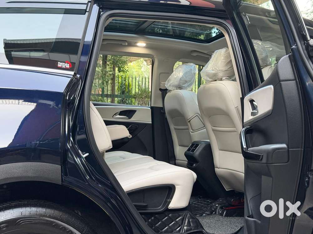Mahindra Xuv700 Ax7 Luxury Pack Awd, 2025, Petrol