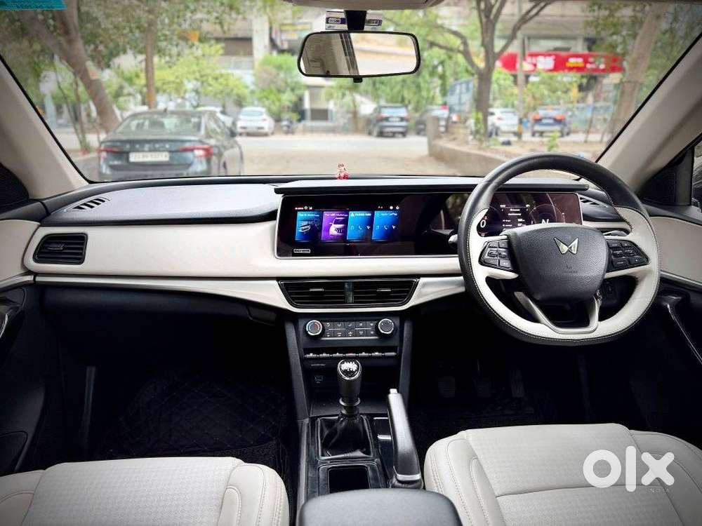 Mahindra Xuv700 2.0 Ax 5 Petrol Mt 7 Str, 2024