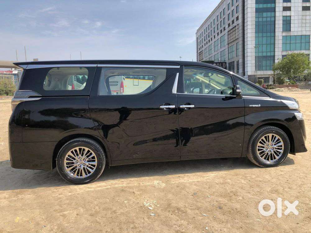 Toyota Vellfire 2.5 Executive Lounge, 2023, Cng & Hybrids