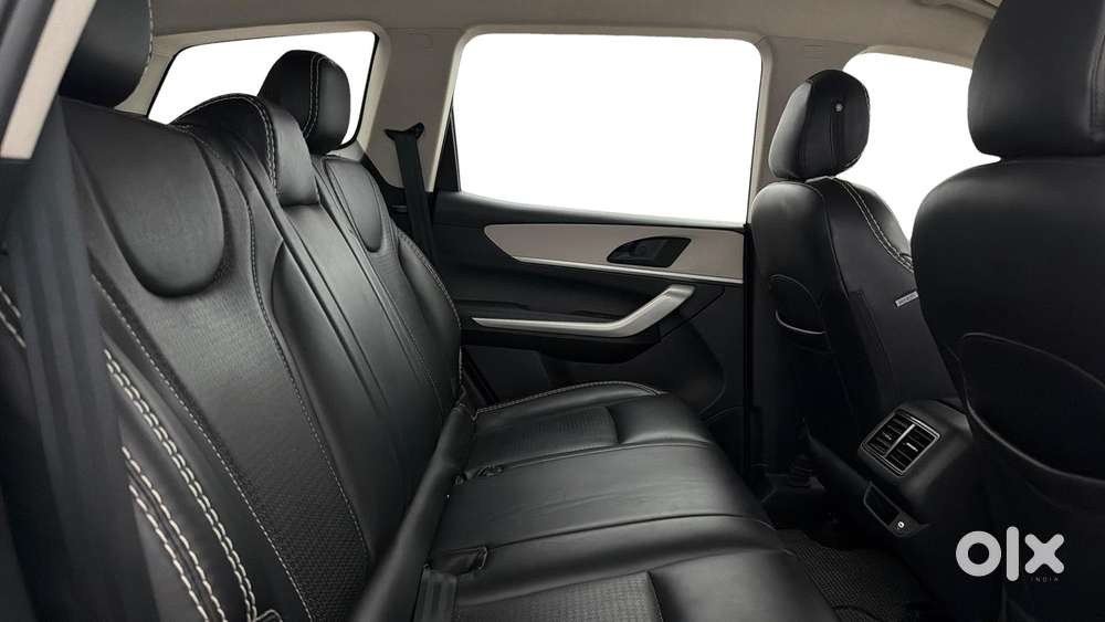 Mahindra Xuv700 2.0 Mx Petrol Mt 5 Str, 2023, Petrol