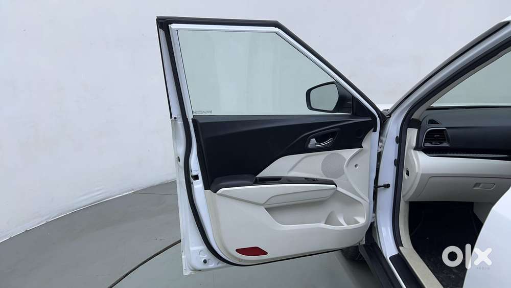 Mahindra Xuv 3xo Ax5 Pm Mt, 2024, Petrol