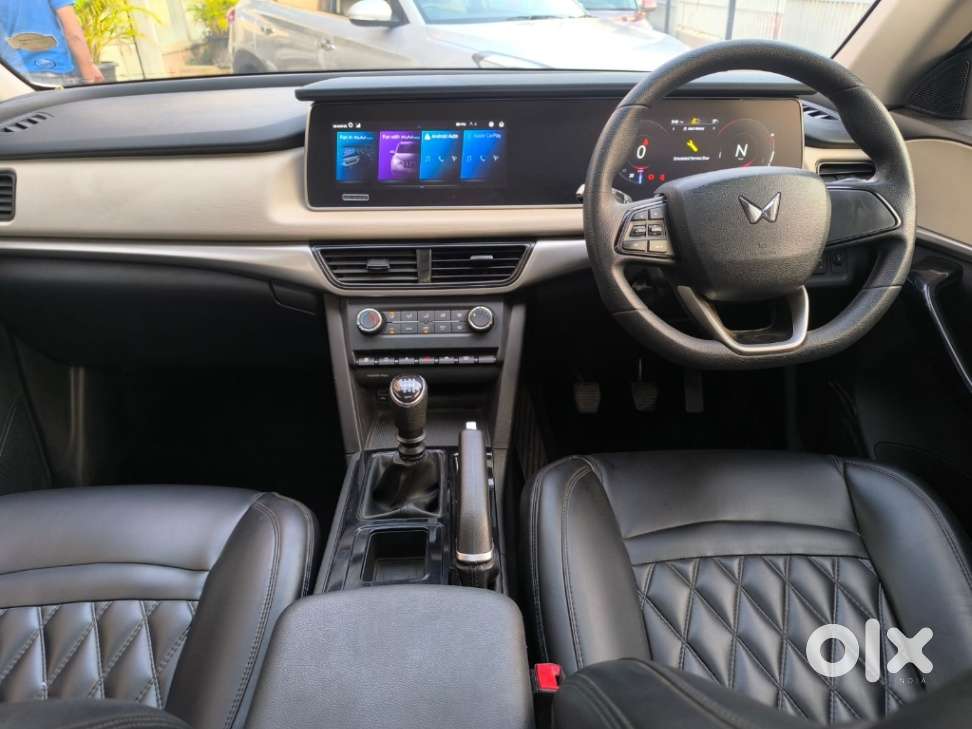 Mahindra Xuv700 2.0 Ax 5 Petrol Mt 7 Str, 2023, Petrol