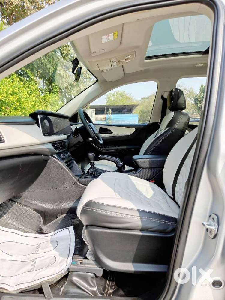 Mahindra Xuv700 2.0 Ax 5 Petrol Mt 7 Str, 2022, Petrol