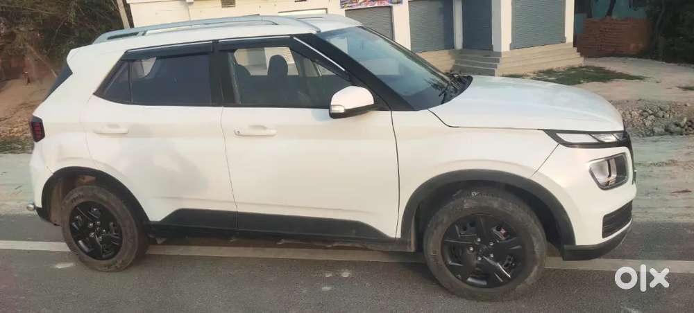 Hyundai Venue 2024 Diesel 42900 Km Driven