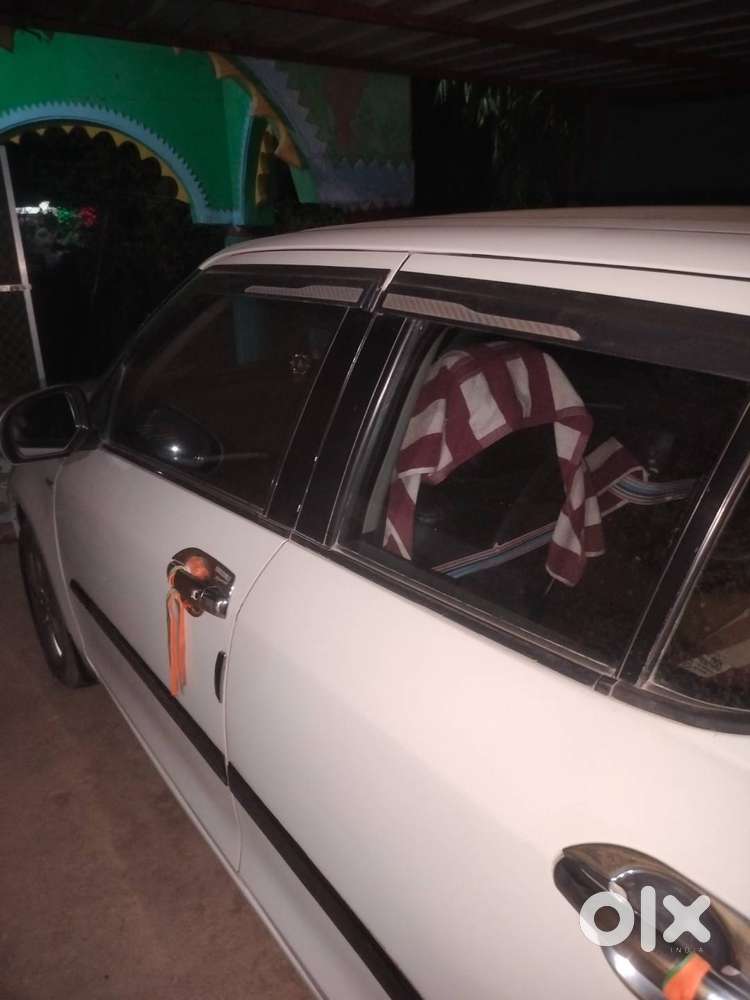 आल वेलमेन्टनेन्स कार है, रात का खींचा हुआ फोटो है