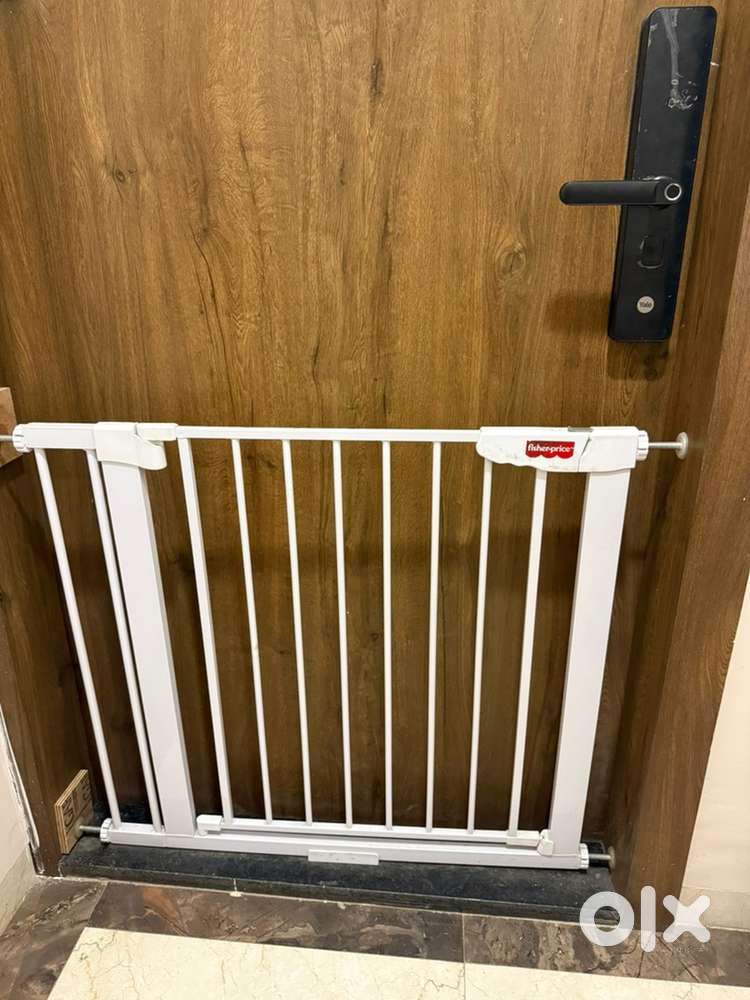 Fisher-Price Barricade Auto Close Baby Safety Gate (Gate 84~94 Cms.)
