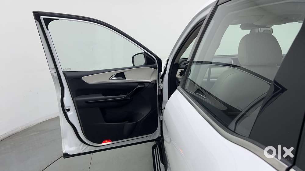 Mahindra Xuv700 2.0 Ax 7 Petrol At Str, 2024, Petrol