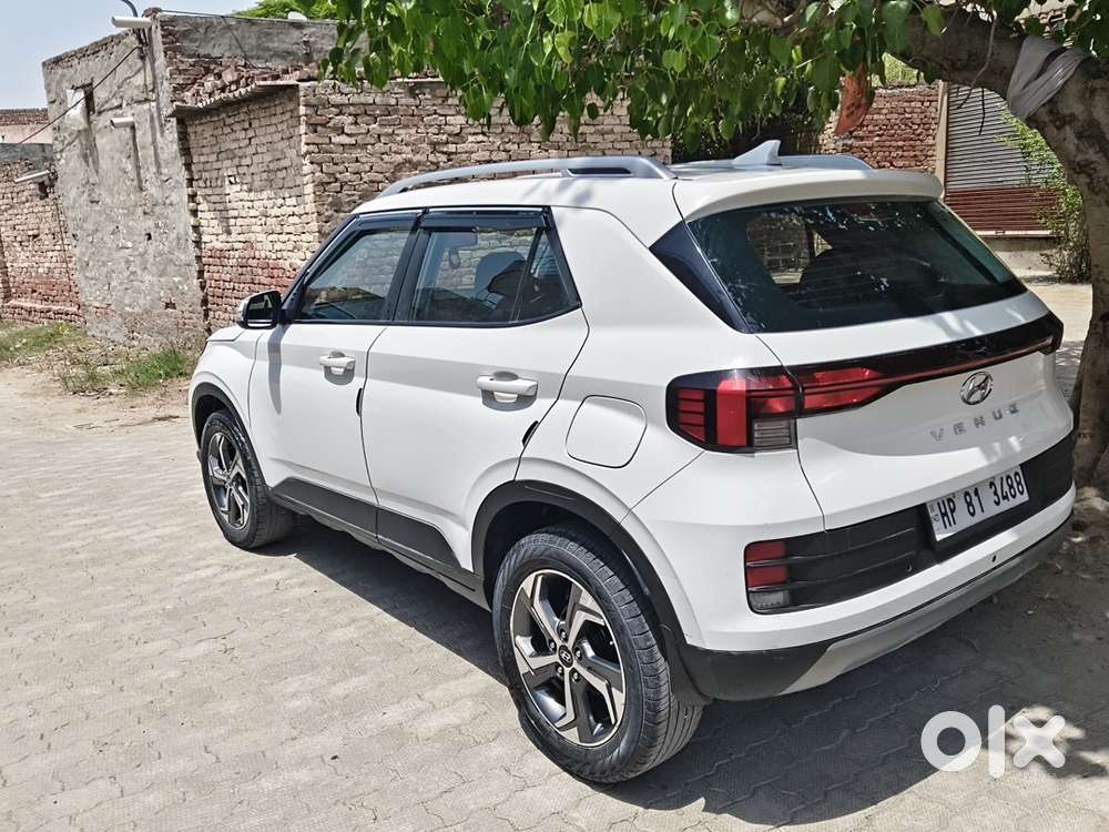 Hyundai Venue Petrol 23500 Km Driven
