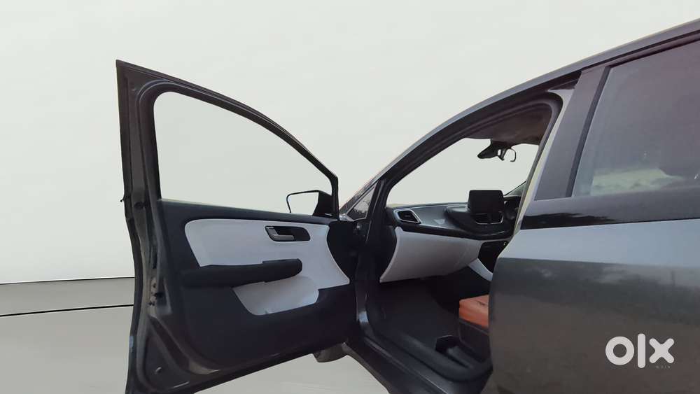 Tata Altroz Xz, 2025, Petrol