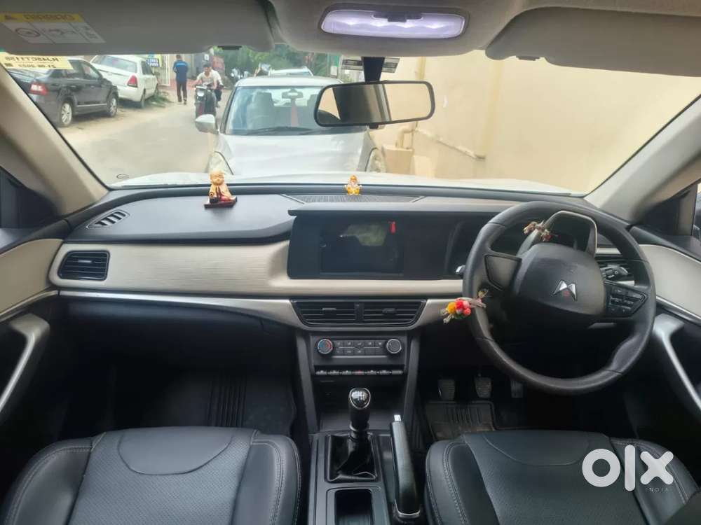 Mahindra Xuv700 2.0 Mx Petrol Mt 5 Str, 2022, Petrol