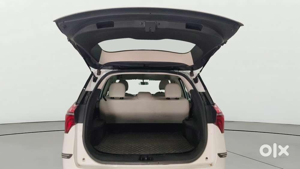 Mahindra Xuv700 2.0 Mx Petrol Mt 5 Str, 2022, Petrol