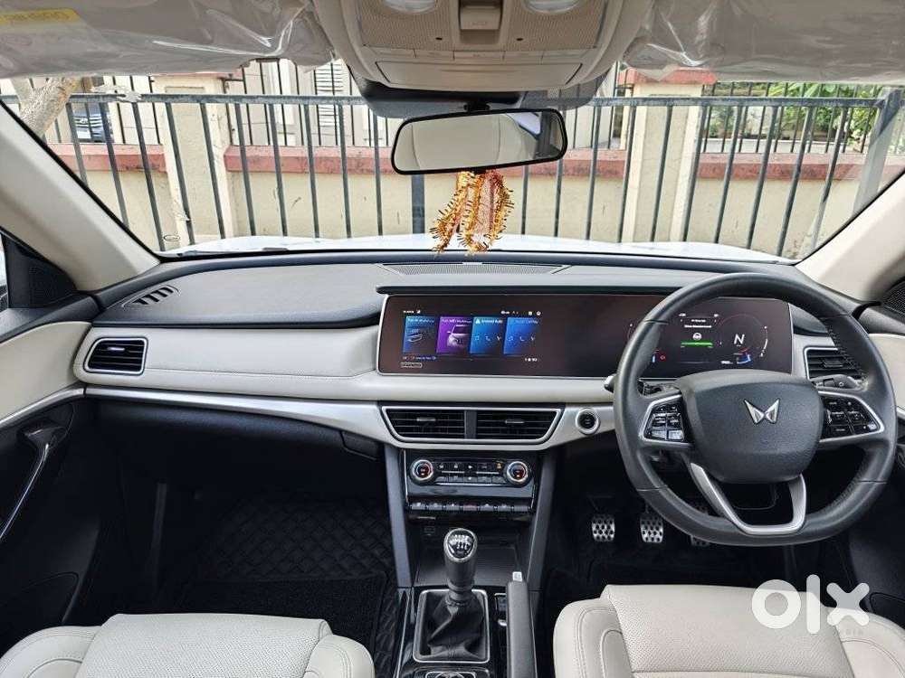 Mahindra Xuv700 2.0 Ax 7 Petrol Mt Str, 2023, Petrol