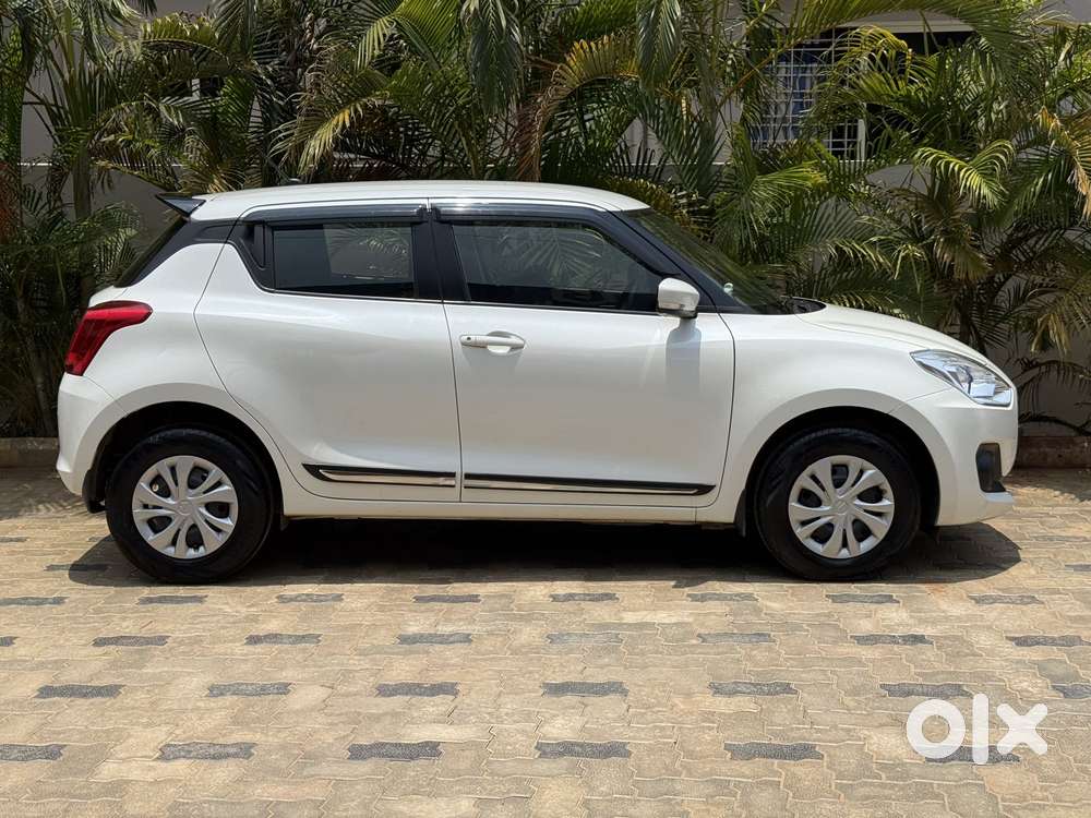 Maruti Suzuki Swift Vxi + Manual, 2023, Petrol
