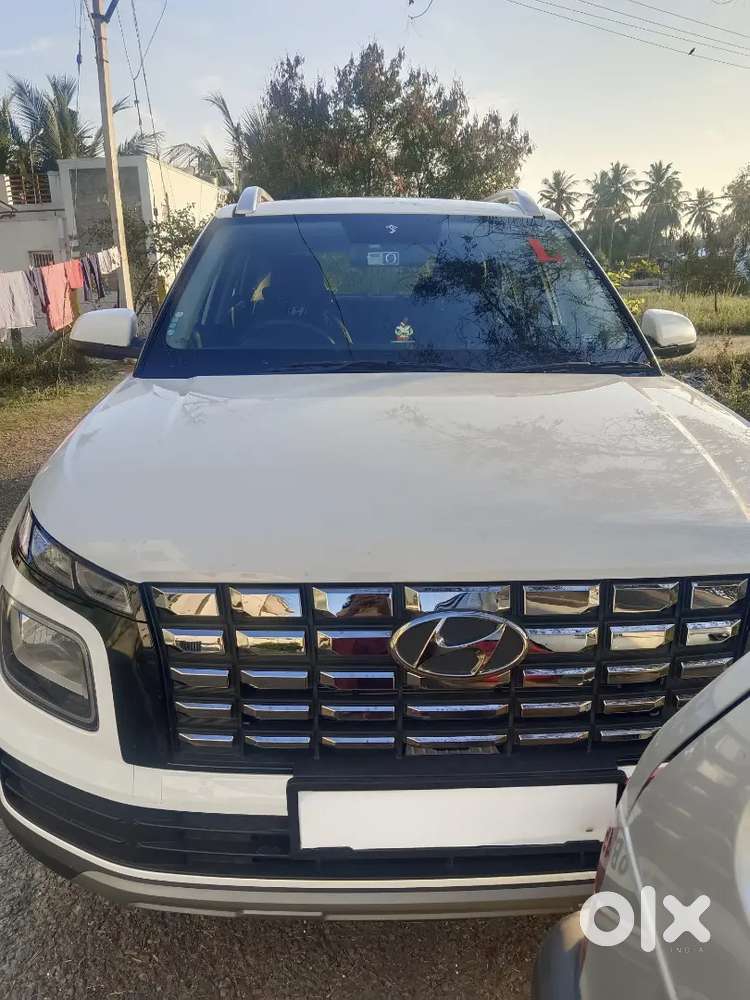 Hyundai Venue 1.2 Petrol (top-end Feel At Base Price)
7000 Km Only