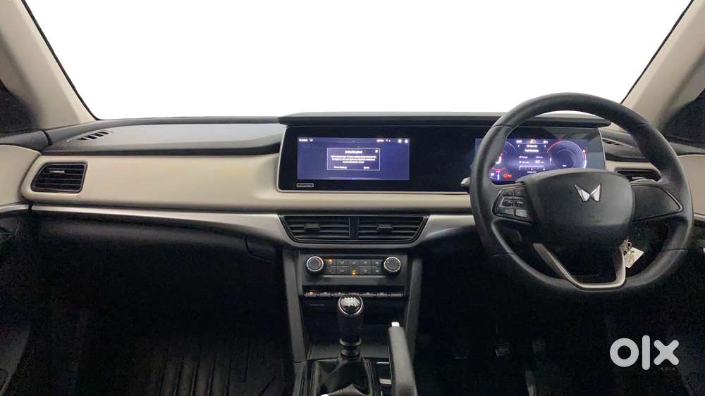 Mahindra Xuv700 2.0 Ax 5 Petrol Mt 7 Str, 2022, Petrol