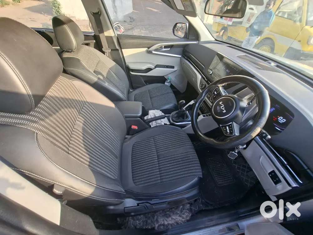 Kia Carens 2024 Petrol Well Maintained