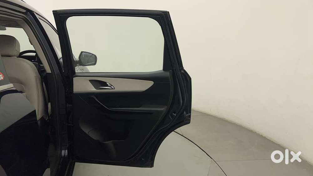 Mahindra Xuv700 2.0 Ax 7 Petrol At Str, 2021, Petrol