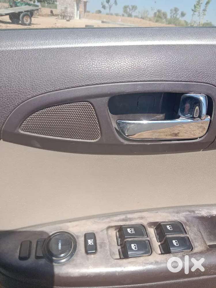 गाड़ी कंडीशन A1 80000 किलोमीटर चली हुई सेकंड ऑनर