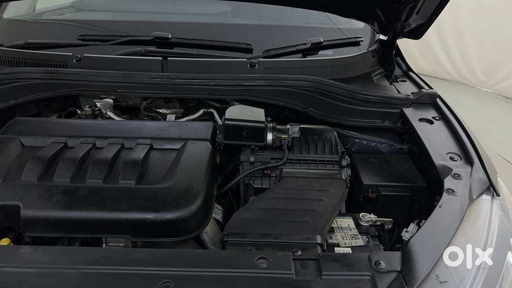 Mahindra Xuv700 2.2 Ax 5 Diesel At 7 Str, 2025, Diesel