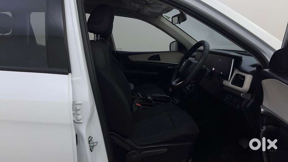 Mahindra Xuv700 2.2 Ax 5 Diesel At 7 Str, 2025, Diesel