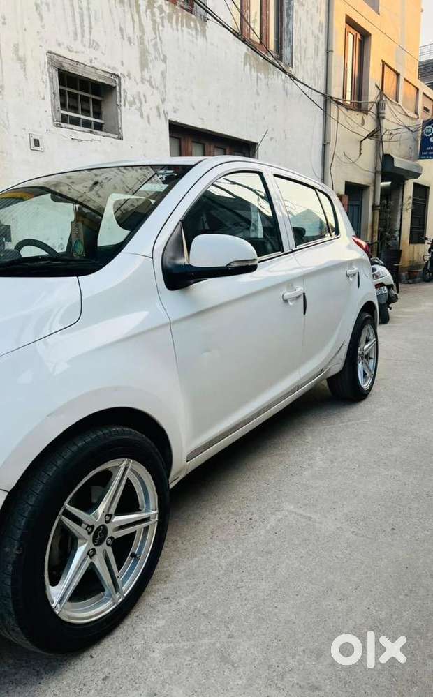 Hyundai I20 2014 Diesel Sportz White Colour