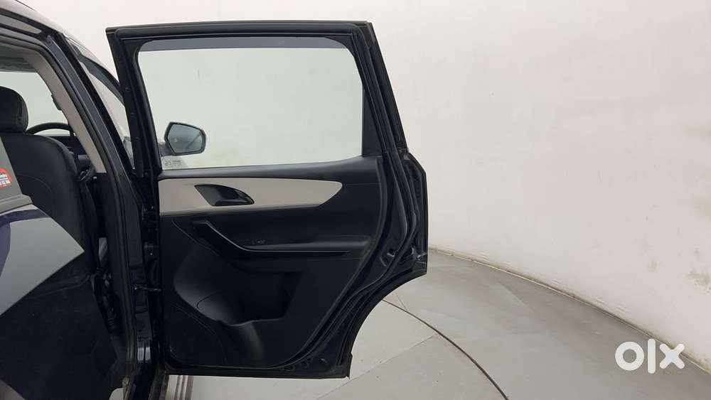 Mahindra Xuv700 2.0 Ax 5 Petrol At Str, 2023, Petrol