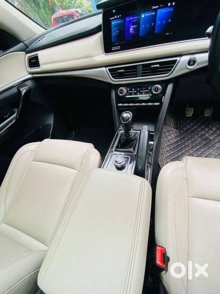 Mahindra Xuv700 2.0 Ax 7 Petrol Mt Str, 2022, Petrol