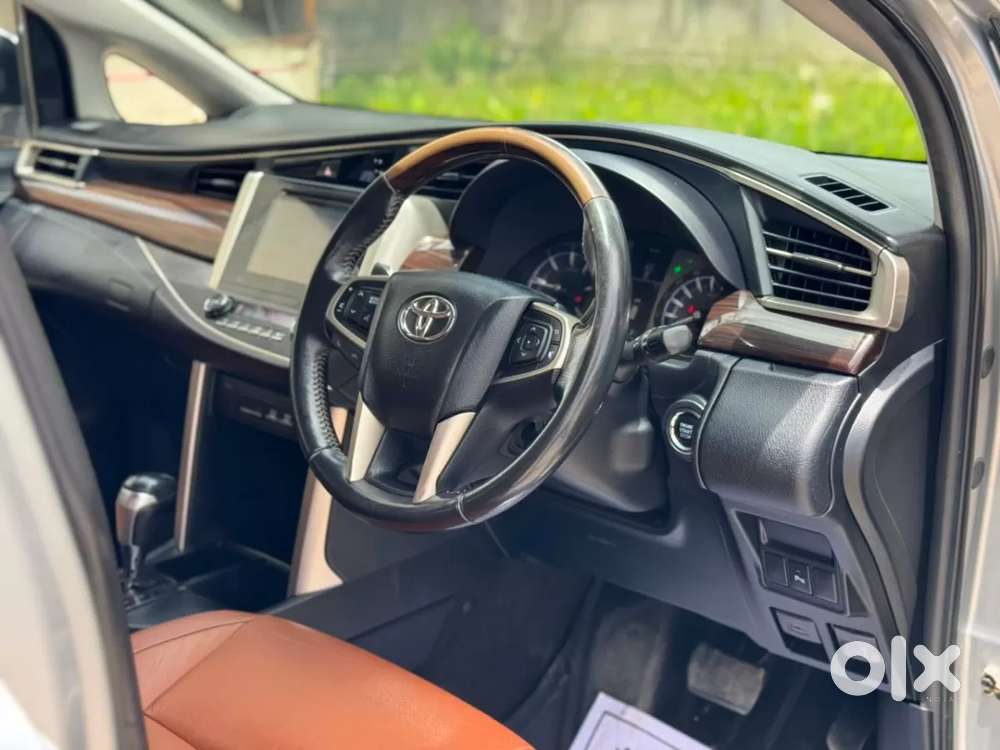 Toyota Innova Crysta 2.8 Zx At 7 Seater, 2016, Diesel