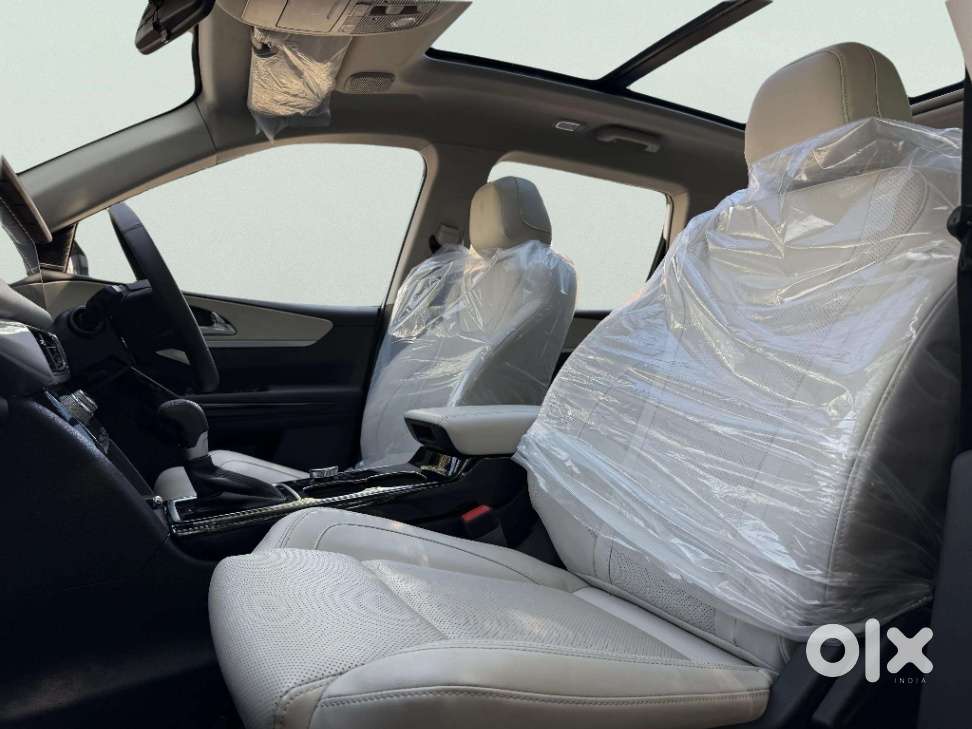 Mahindra Xuv700 2.0 Ax 7 Petrol At Luxury Pack Str, 2025, Petrol