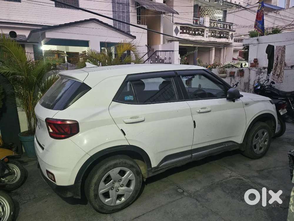 Hyundai Venue 2021 Petrol 27000 Km Driven